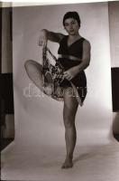 cca 1975 A szélfútta szoknya esete, szolidan erotikus felvételek, 21 db vintage negatív, 24x36 mm