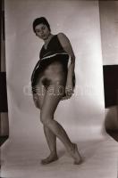 cca 1975 A szélfútta szoknya esete, szolidan erotikus felvételek, 21 db vintage negatív, 24x36 mm