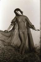 cca 1978 A természet ölelésében, szolidan erotikus felvételek, 13 db vintage negatív + 1 db mai nagy...