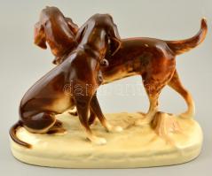 Royal Dux vadászkutyák, kézzel festett, jelzett, apró kopásnyomokkal, m:20,5 cm, h:27 cm