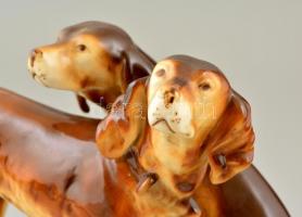 Royal Dux vadászkutyák, kézzel festett, jelzett, apró kopásnyomokkal, m:20,5 cm, h:27 cm