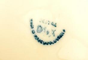 Royal Dux vadászkutyák, kézzel festett, jelzett, apró kopásnyomokkal, m:20,5 cm, h:27 cm