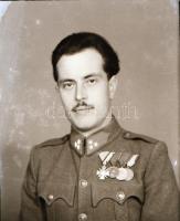 cca 1944 Katonák kitüntetésekkel, kézi fegyverekkel, a kiskunfélegyházi Marika fotó hagyatékából 10 ...