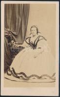 cca 1860 Divatosan öltözött hölgy Egerben, Mihály József fényképész műtermében készült, vizitkártya méretű fénykép, 10,3x6,2 cm