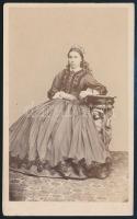 cca 1864 Divatosan öltözött leány Egerben, Mihály József fényképész műtermében készült, vizitkártya méretű fénykép, 10x6,1 cm