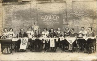 1925 Kiskőszeg, Batina (Darázs, Draz); Singer varrás tanfolyam, asszonyok a varrógépekkel / Singer Tecaj Umjetnog Veziva / Singer sewing course with sewing machines. group photo (fl)