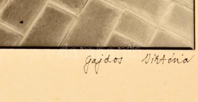 1995 Gajdos Viktória (?-?): Sztupa I-II-II, feliratozott, aláírt fotóművészeti alkotás, 3 db, paszpa...