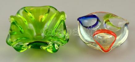 Vegyes üveg tétel, 2 db  Dekoratív színes üveg hamutál, kopásnyomokkal, 14×14×4 cm+Anyagában színezett hamutál, kopásnyomokkal, 17x17x6 cm