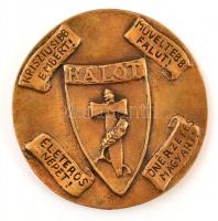 Vegyes KALOT-tétel: réz fejű fokos KALOT-címerrel, h: 74 cm + Domonkos Béla (1934- ): Kerkai Jenő 19...