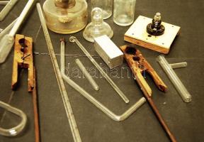 Kémcsövek, fiolák, Bunsen-égő: kis kémikus tétel