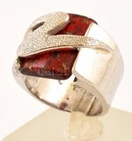 Ezüst(Ag) gyűrű borostyánnal, jelzett, méret: 54, bruttó: 12,8 g