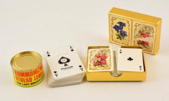 Vegyes játék és humoros kellék tétel: 2 pakli modern Piatnik játékkártya + A kommunizmus utolsó lehelete, fém konzervdoboz