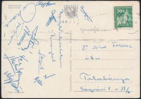 1962 a Tatabányai Bányász SC játékosainak (Gelei, Szepesi, Rapp, stb.) aláírásai Pozsonyból küldött levelezőlapon