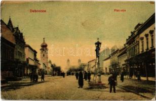 1909 Debrecen, Piac utca, Református kistemplom (még ép kupolás toronnyal), létrán egy ember égőt cserél a villanyoszlopban (EK)