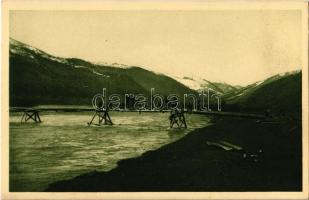 Nothbrücke über den Fluss, Nagyag bei Huszt März 1915 / Lávka z nouze prés réku / WWI Austro-Hungarian K.u.K. military, soldiers on a temporary bridge over Rika River (Ukraine)