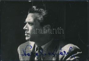 Verebes Károly (1920-1987) színész aláírása egy őt ábrázoló fotón, törésnyommal, 6x8 cm