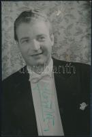 Kárpáthy Zoltán (1921-1967) színész aláírása egy őt ábrázoló fotón, 9x6 cm