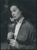 Lelkes Ágnes (1924-2013) színésznő aláírása egy őt ábrázoló fotó hátoldalán, törésnyommal, 12x9 cm