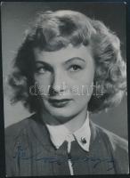 Petress Zsuzsa (1928-2011) színésznő aláírása és dedikációja egy őt ábrázoló fotón és annak hátoldalán, 8x6 cm.