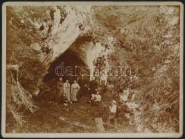 cca 1900 Dobsina (Dobšiná/Dobschau)/Sztracena (Stratená/Verlorenseifen), fotózkodás barlang bejárat előtt, keményhátú fotó, 9x12 cm