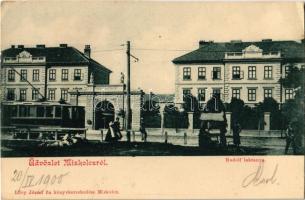 1900 Miskolc, Rudolf laktanya, villamos, bódés árusok. Kiadja Lövy József fia könyvkereskedése (EK)