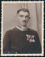 Rendőr a Horthy-korszakban, vitézségi érmes kitüntetésekkel, fotó, 8,5×6,5 cm