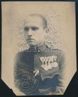 Katona kitüntetésekkel (vaskereszt), sérült fotó, 9×7 cm