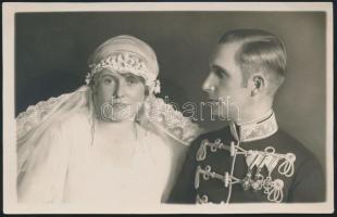 cca 1920 Franz Géza tábornok tiszti díszruhában, kitüntetésekkel, felesége társaságában, fotólap, 8,5×13,5 cm