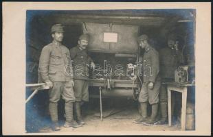 cca 1914-1918 Tábori telefonállomás katonákkal, fotólap, 9×14 cm