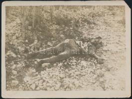 cca 1914-1918 Halott katona az I. világháborúban Mont-Saint-Michel, hátoldalon feliratozott fotó, sarkán hiánnyal, 9×12 cm
