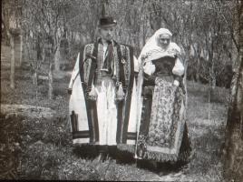 cca 1910 Kalotaszegi vőlegény és menyasszony Üveg dia kép. 8x8 cm