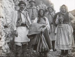cca 1910 Anina, Román népviselet / Romanian folkwear. Glass slide. Üveg dia kép. 8x8 cm