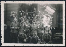 cca 1940-1941 Horthy Miklós képével, virágokkal, nemzeti lobogóval díszített, vasúti vagon előtt pózoló katonák, (bevonulás alkalmából készített fotó?), 6x8 cm.