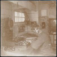 cca 1914-1918 Szikratávíró megfigyelő állomás, hátoldalon feliratozott, körbevágott fotólap, 8×8 cm