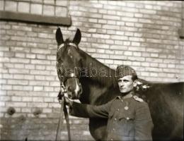 Katonai csoportképek és katonák lovakkal, 6 db fotónegatív, 4,5×6 és 8,5×11,5 cm közötti méretekben