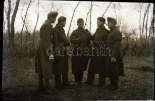 Katonai csoportképek és katonák lovakkal, 6 db fotónegatív, 4,5×6 és 8,5×11,5 cm közötti méretekben