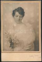1918 Női portré, Halász Vilma műtermében készült, kartonra kasírozott fotó, 21×15,5 cm