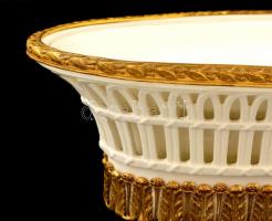 Jelzett porcelán kosár réz szerelékkel, belső betéten kis lepattanással, 34×14 cm