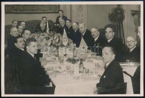 1936 Diem Károly, a Berlini Olimpia rendezőbizottságának vezetője részére rendezett vacsora az Országos Testnevelési Tanács tagjaival. Kaulich Rudolf pecséttel jelzett fotója. 18x12 cm