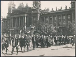 cca 1930 Kőrmenet a Kossuth téren. 24x19 cm
