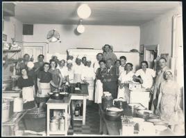 cca 1940 Nagy konyha, üzemi konyha szakácsokkal 24x18 cm