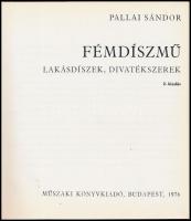 Pallai Sándor: Fémdíszmű. Lakásdíszek, divatékszerek. Bp.,1976, Műszaki. Második kiadás. Fekete-fehé...
