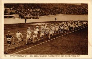 1928 Amsterdam - Olympische Zomerspelen. Marathonloop - de Deelnemers passeeren de Eere-Tribune / Games of the IX Olympiad / 1928 Summer Olympics in Amsterdam. Marathon run, participants pass the Honorary Tribune. Weenenk & Snel