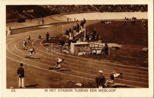1928 Amsterdam - Olympische Zomerspelen. In het stadion tijdens een wedloop / Games of the IX Olympiad / 1928 Summer Olympics in Amsterdam. In the stadium during a race. Weenenk & Snel