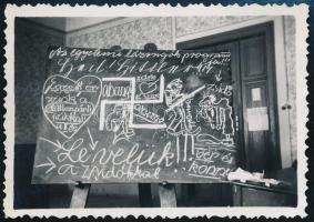cca 1939 Hitler életető, zsidógyűlölő krétarajzokkal teli tábla fényképe egy magyar egyetemről, 6×8,5 cm