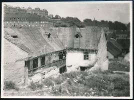 cca 1930 Budapest, Tabán, háttérben a királyi vár, fotó, 8×11 cm