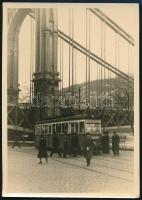 cca 1925 Budapest, a 16-os villamos az Erzsébet híd pesti hídfőjénél, fotó, 8,5×6 cm