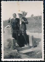 1937 Gyógyvíz ívók a balatonfüredi savanyúvíz forrásnál, hátoldalon feliratozott fotó, 8,5×6 cm