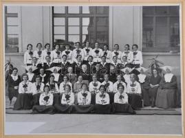 Vegyes papírrégiség tétel (újságrészlet, totók, erkölcsi bizonyítvány, stb.)