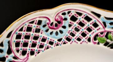 cca 1900 Herendi mezei virág mintás áttört tányér, kézzel festett, jelzett, alján apró hajszál reped...